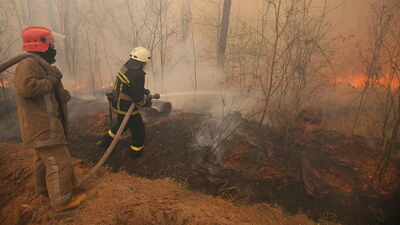 Çernobil alarmı: Söndürülemeyen yangın nükleer santrale yaklaşıyor!