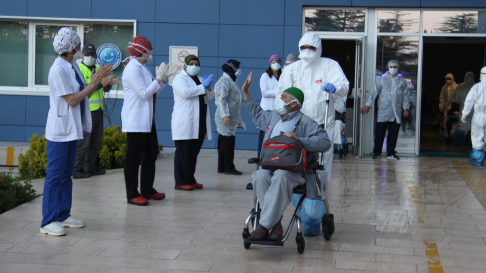 Koronavirüs tedavisi bütün vatandaşlara ücretsiz