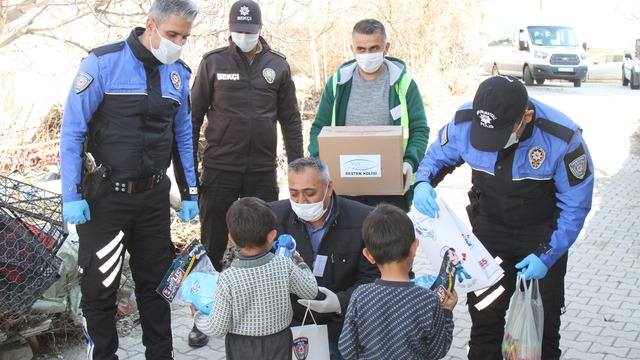 Oyuncak isteyen çocuklara polis yetişti
