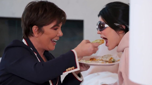 Annesine sığındı
