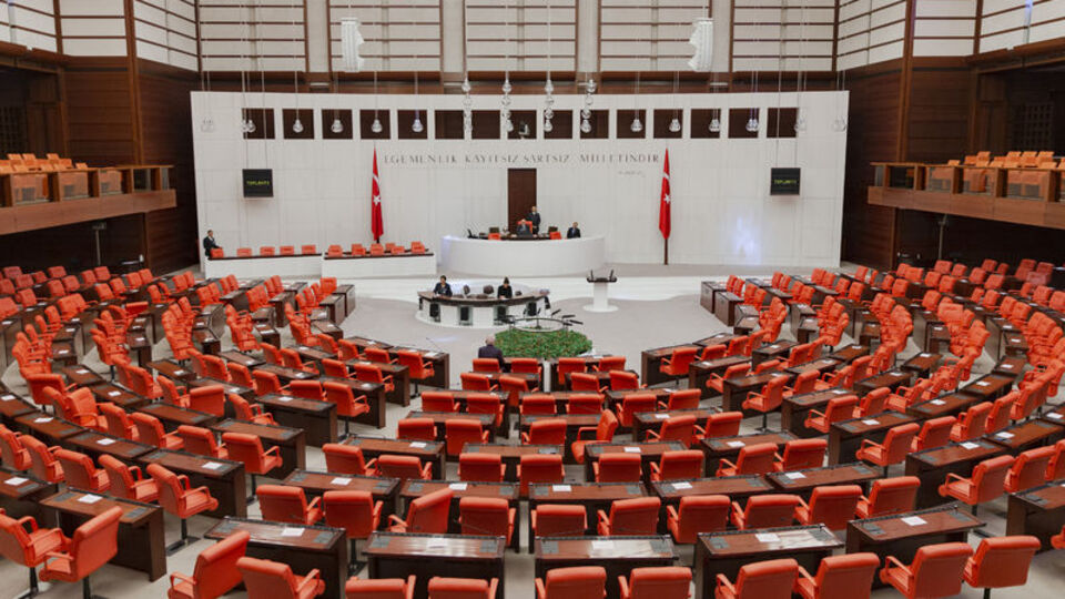 Torba yasa teklifi komisyondan geçti