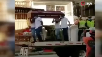 Kolombiya polisinden tabutla dans