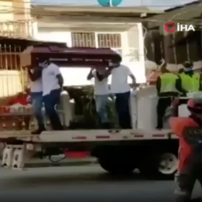 Kolombiya polisinden tabutla dans