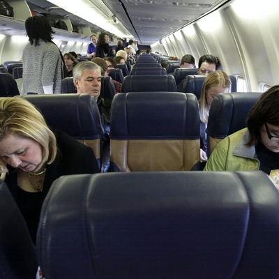 Uçuşta yeni dönem: Orta sıra boş, yolculara kan testi