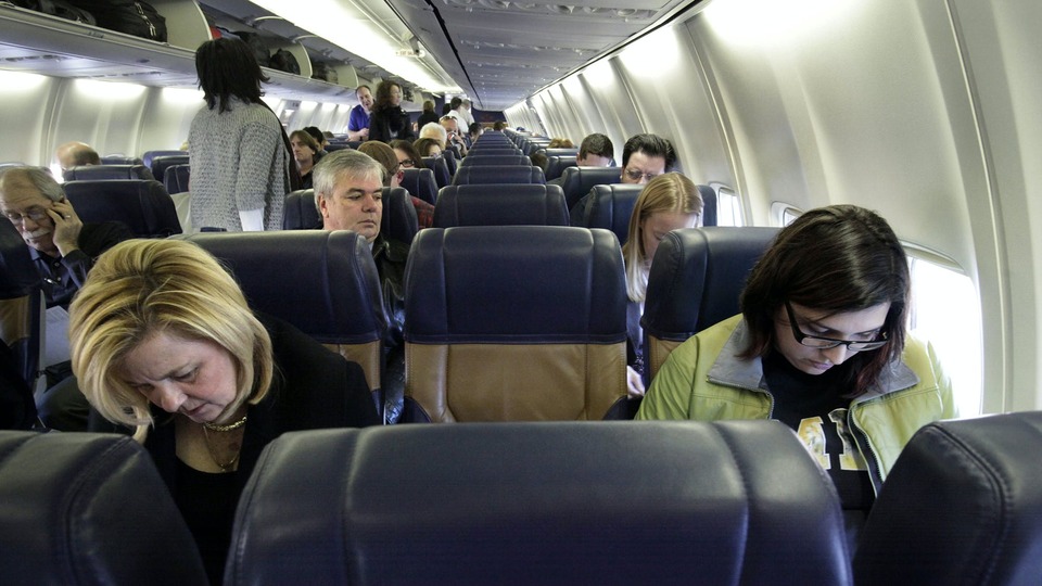 Uçuşta yeni dönem: Orta sıra boş, yolculara kan testi