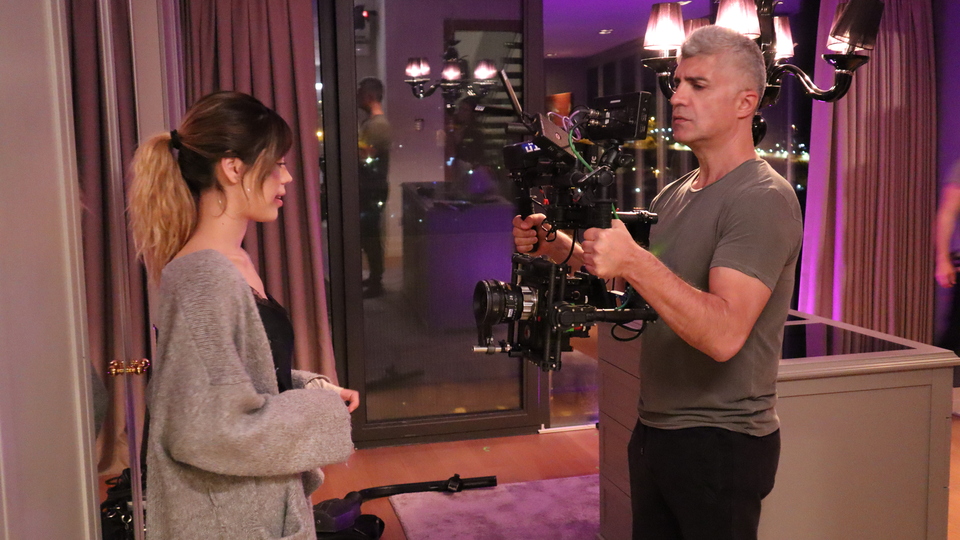 Boşandığı eşiyle evde film çekiyor