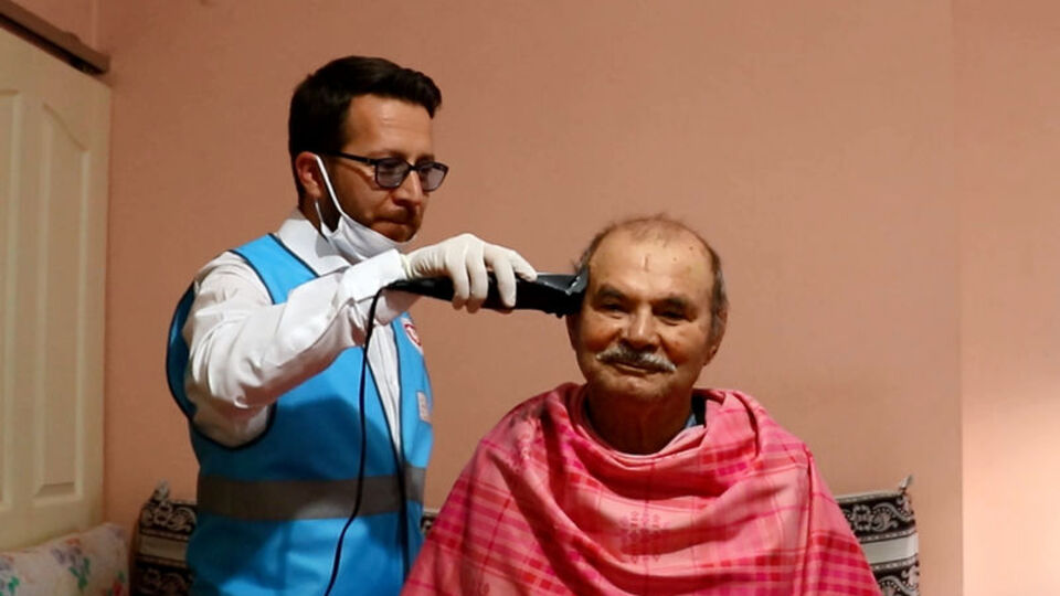 İmam cemaati tıraş etti