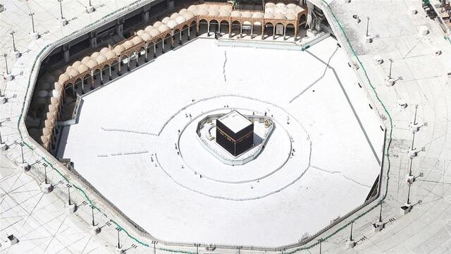 Suudi Arabistan'da teravih ve bayram namazları evde kılınacak!