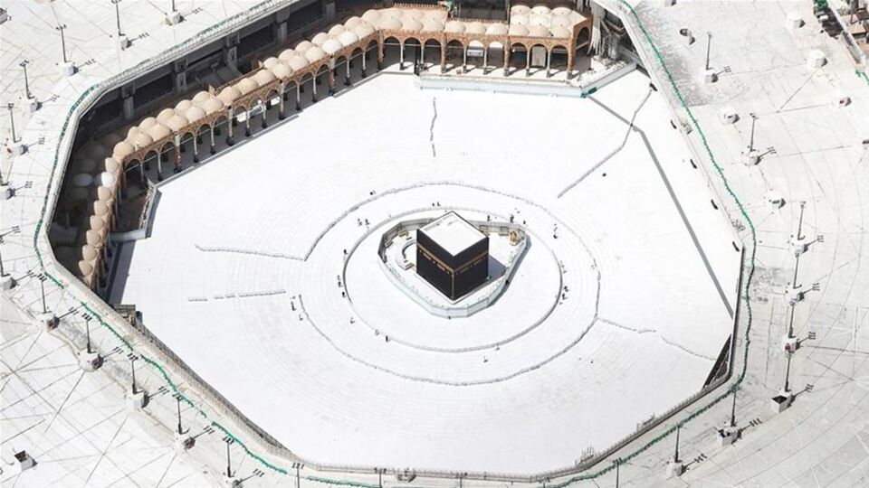 Suudi Arabistan'da teravih ve bayram namazları evde kılınacak!