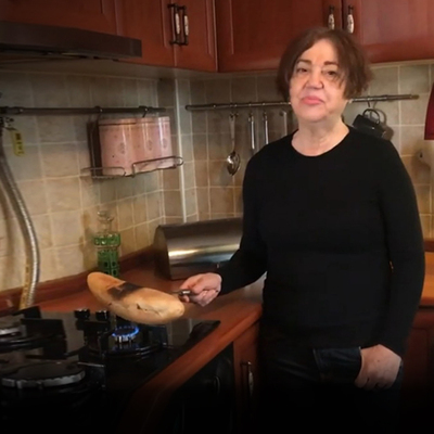 Nazan Öncel ekmeği böyle dezenfekte etti