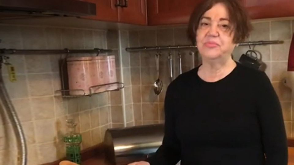 Nazan Öncel ekmeği böyle dezenfekte etti