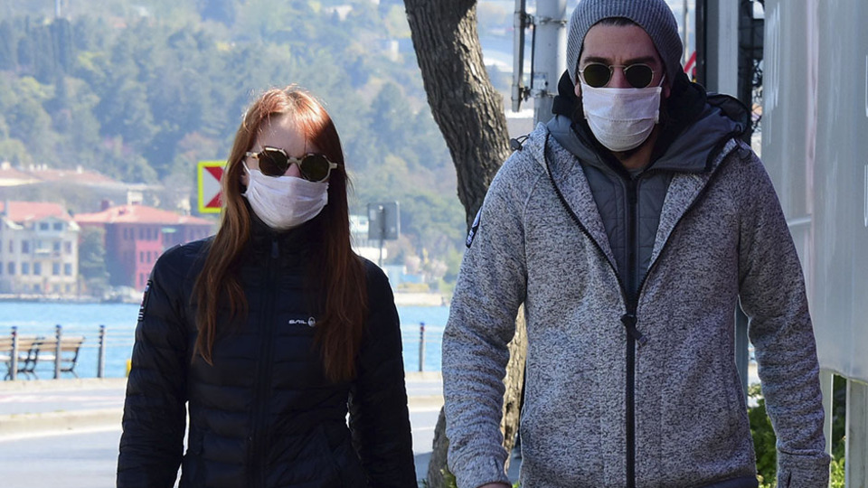 Aşıklar yürüyüşte