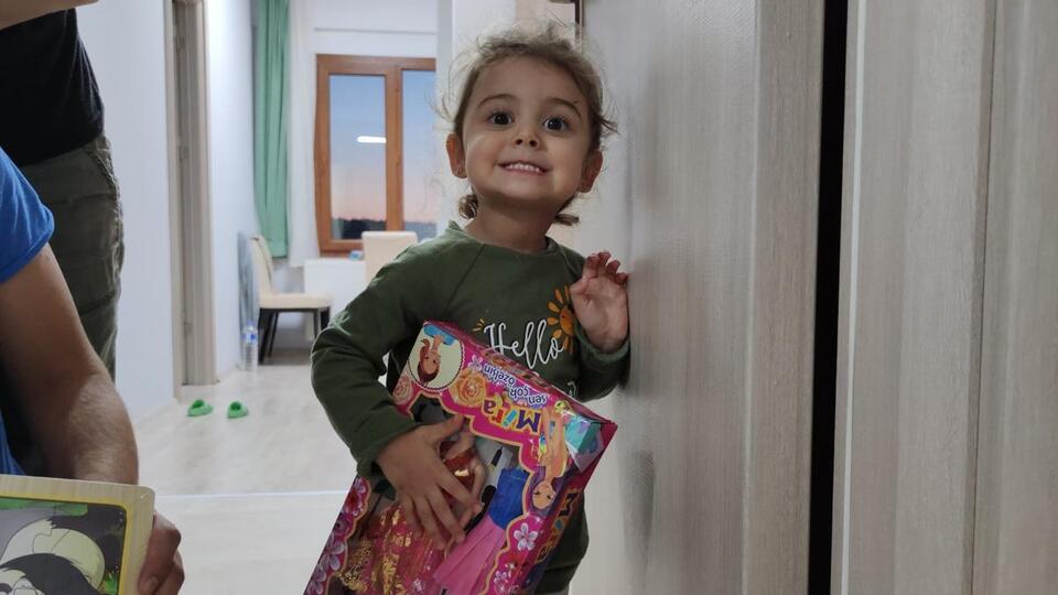 Karantinadaki çocuklara oyuncak dağıtıldı