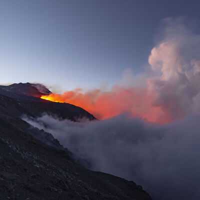 Etna Yanardağı yeniden harekete geçti!