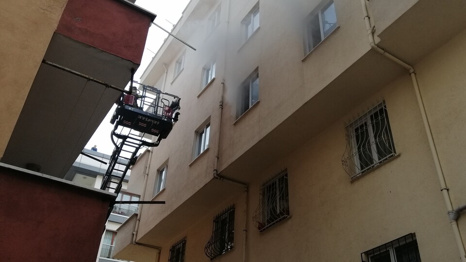 Maltepe'de yangın paniği! 10 kişi mahsur kaldı!