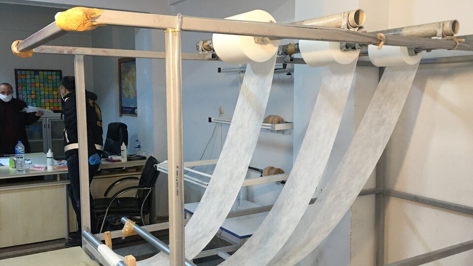 Kaçak maske üretirken suçüstü yakalandılar!