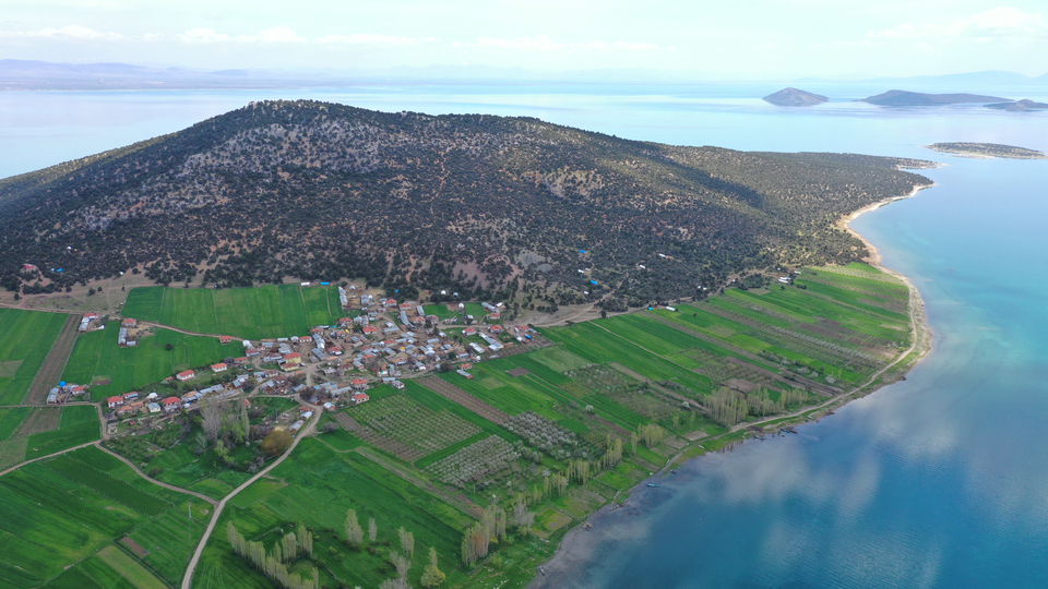 Gölün ortasındaki adada virüsten izole yaşam