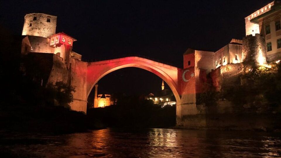 Mostar Köprüsü, Türk bayrağının renklerine büründü