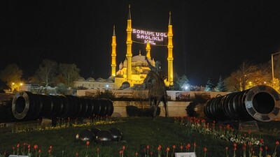 Selimiye Camii'nde 'Sorumlu ol, sağlıklı kal' mahyası