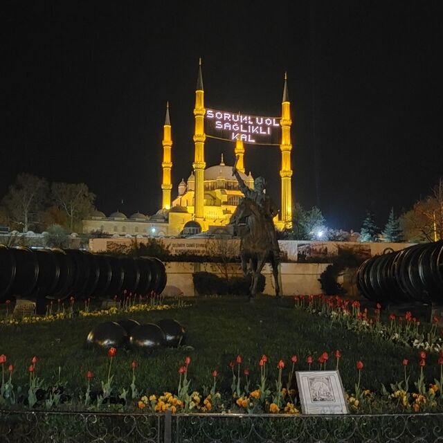 Selimiye Camii'nde 'Sorumlu ol, sağlıklı kal' mahyası