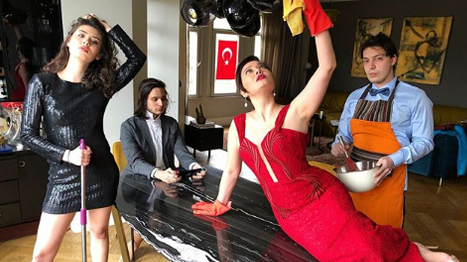 "Evde eşofmanlarla yat kalk yapmıyoruz"