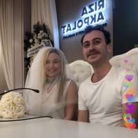 Ünlü şarkıcı evlendi