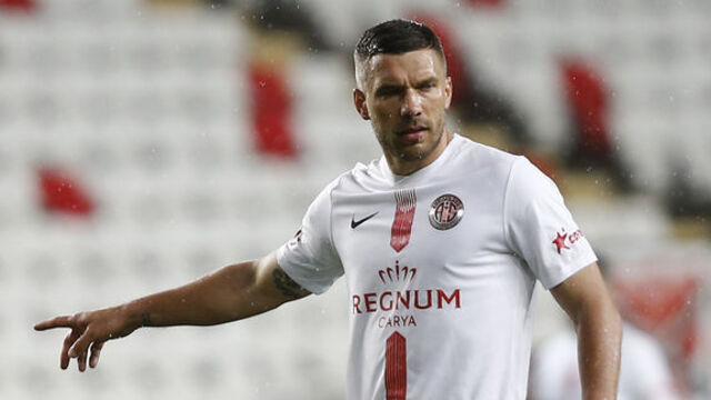 Podolski, yağlı güreşe hazırlanıyor