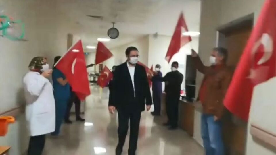 Başhekim bayraklarla taburcu edildi