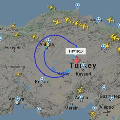 Gökyüzüne ay-yıldız çizdi