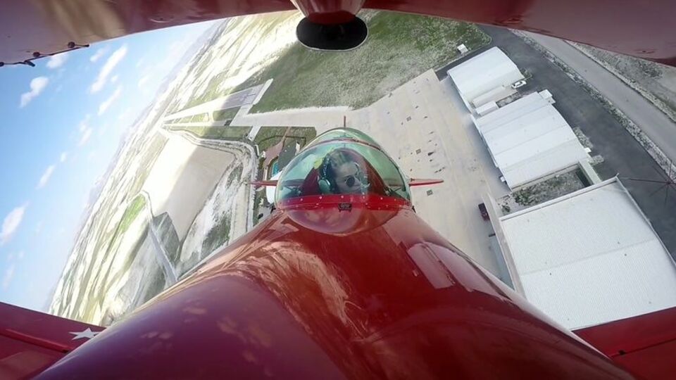 Kadın akrobasi pilotundan 23 Nisan uçuşu