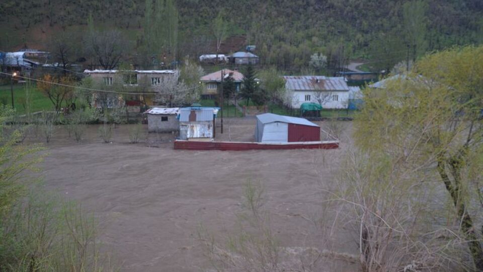 Habur taştı, tarla ve ahırları su bastı