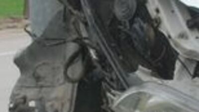 Direğe çarpan otomobil şaha kalktı