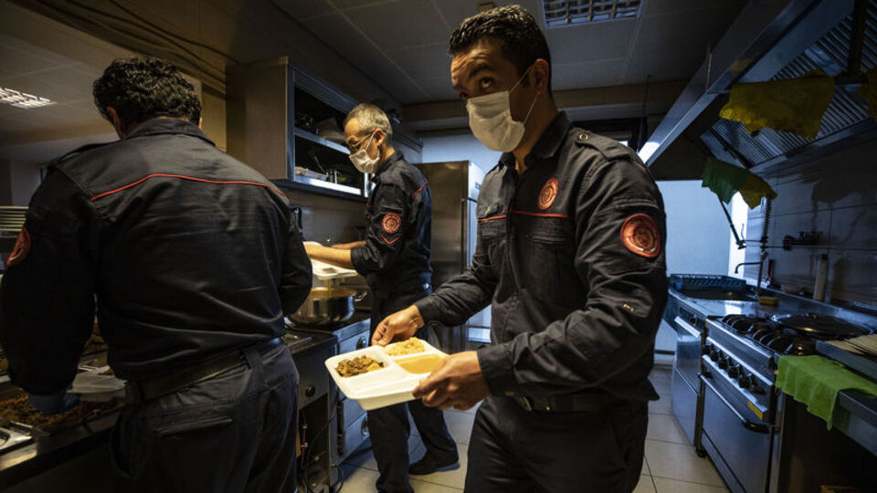 Bir kulak ezanda diğeri telsizde