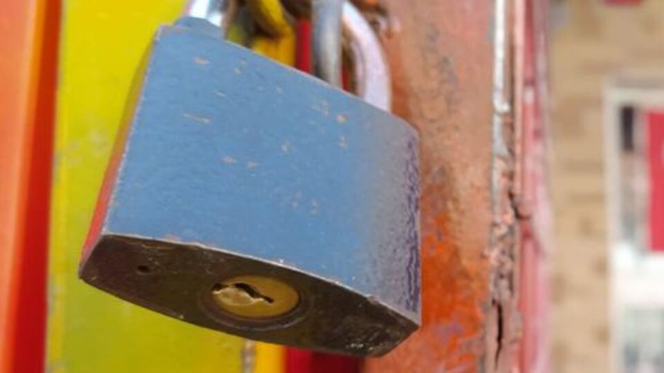 Marketler 14.00'te kepenk kapattı