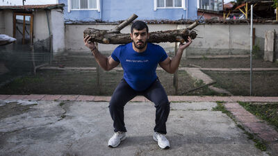 Güreşçiler evde antrenman yapıyor