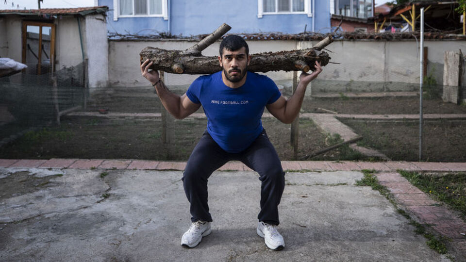 Güreşçiler evde antrenman yapıyor