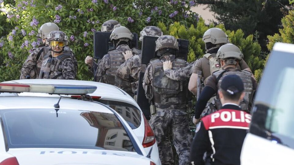 Eşi evi terk edince çocuklar rehin aldı