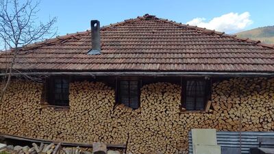 Evinin duvarlarını odunla çevirdi