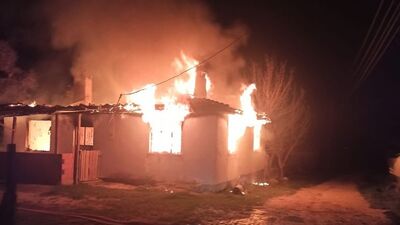 Kütahya'da tek katlı ev alev alev yandı