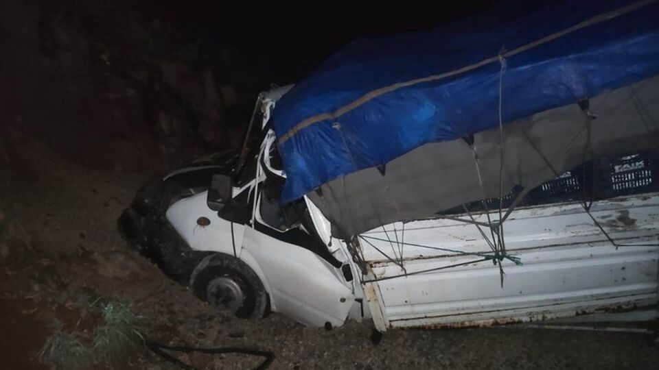 Sebze yüklü kamyonet kum yığınına çarptı: 2 yaralı