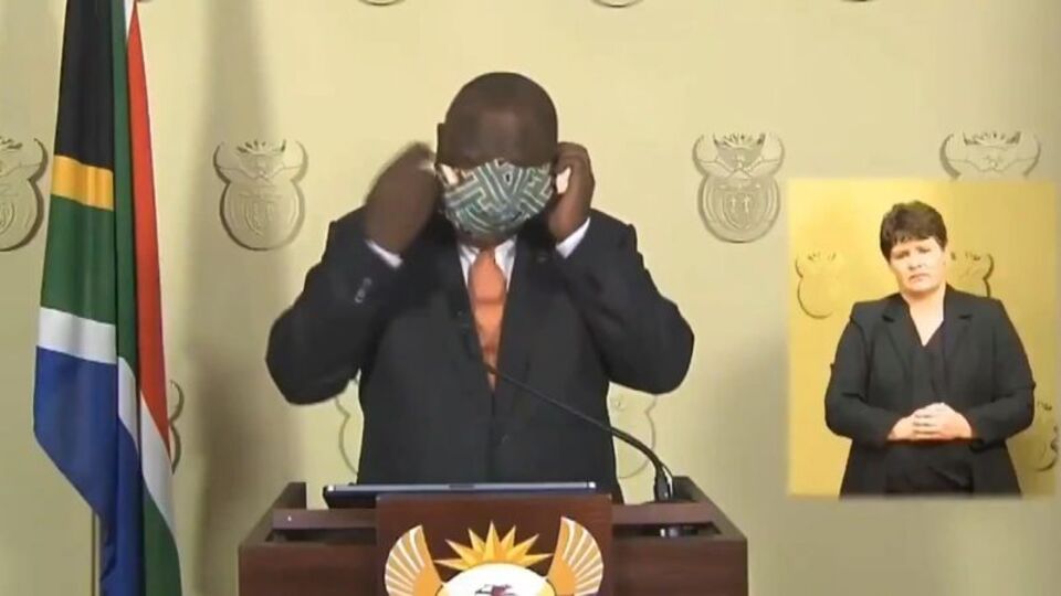 Güney Afrika liderinin maskeyle imtihanı!