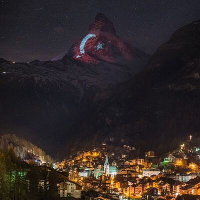 Ayyıldız İsviçre Alpleri'nin zirvesinde