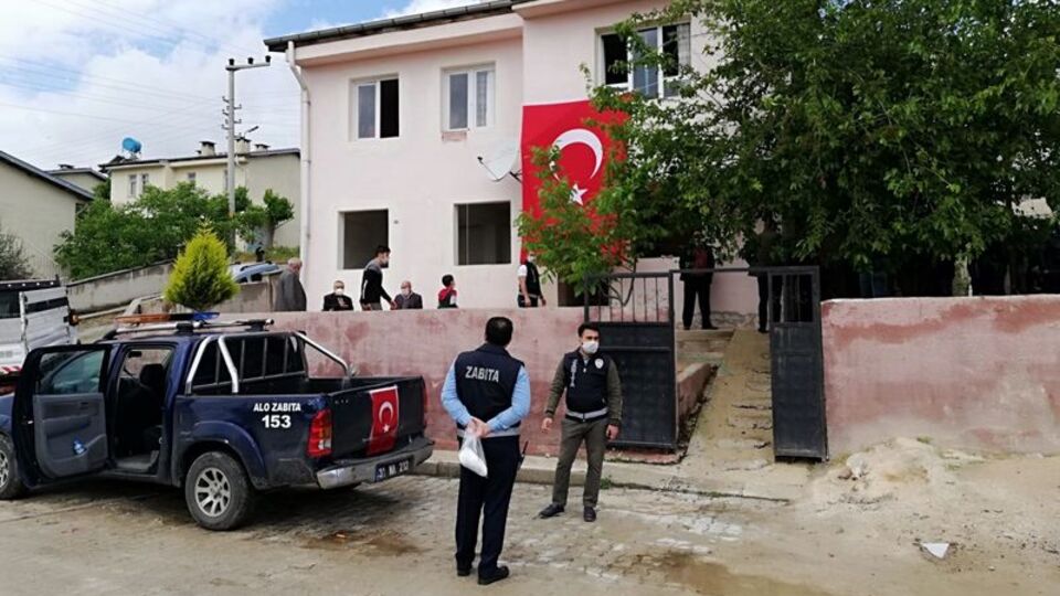 Şehit oğlunun cenazesine sedyeyle katıldı