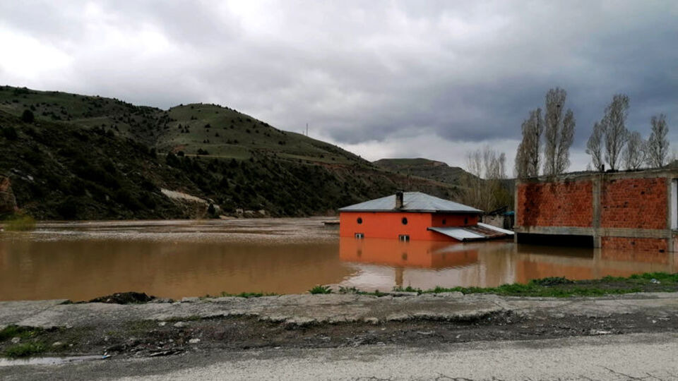 Karakurt su tuttu, evler su altında kaldı