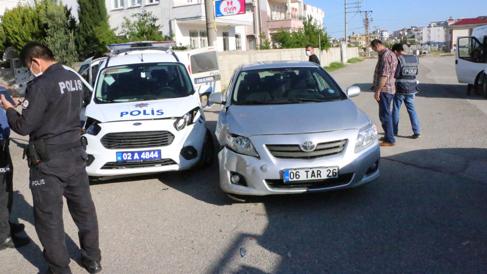 Devriye aracı ile otomobil çarpıştı: 2 polis yaralı!