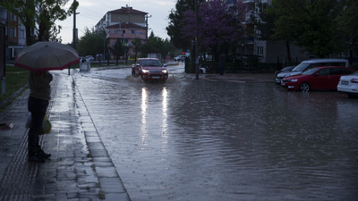 Edirne'de 10 dakikalık sağanak caddeleri göle çevirdi