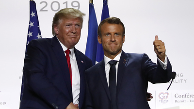 Trump, Macron ile koronavirüsü görüştü