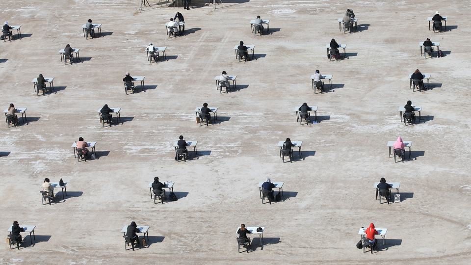 Koronavirüse karşı açık havada sınav!