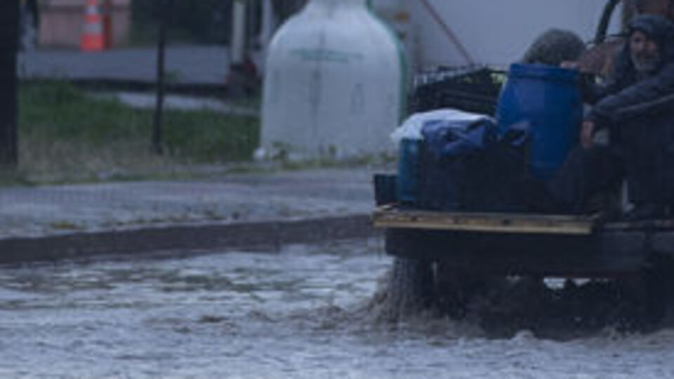 10 dakika yetti! Hayatı felç etti