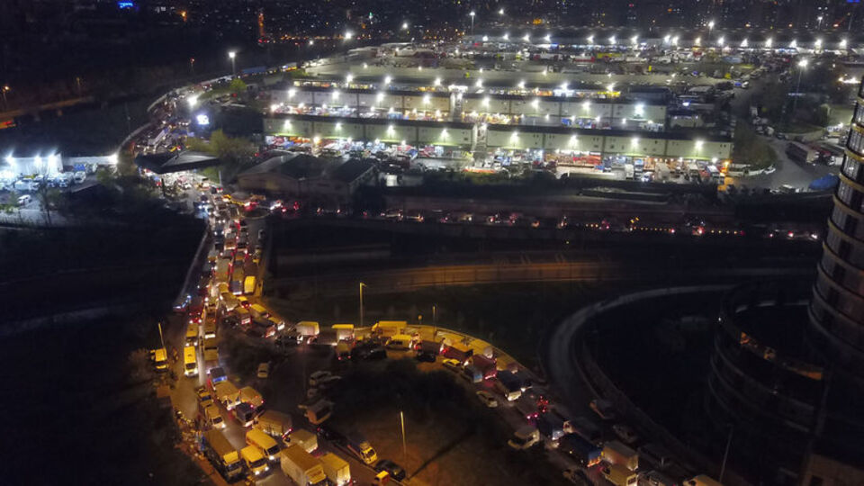 Bayrampaşa sebze halinde metrelerce araç kuyruğu